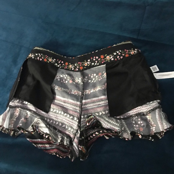 LOFT Floral Riviera Ruffled Hem Shorts - Picture 4 of 8